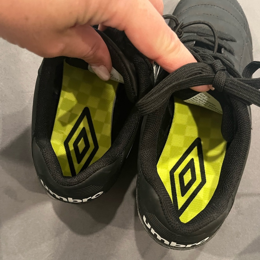 Brand new never worn Umbro soccer cleats size 3 (big kid) - Picture 4 of 4